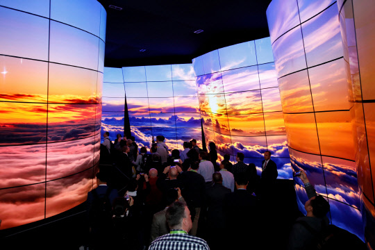 지난해 열린 CES 2018 기간에 미국 라스베이거스 컨벤션 센터 LG전자 부스에 전시한 올레드 협곡. <CTA 제공>